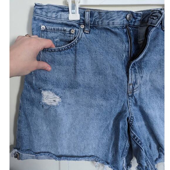 Everlane The Denim Short Distressed With Raw Hem in Medium Wash, Size 32 - Picture 3 of 8